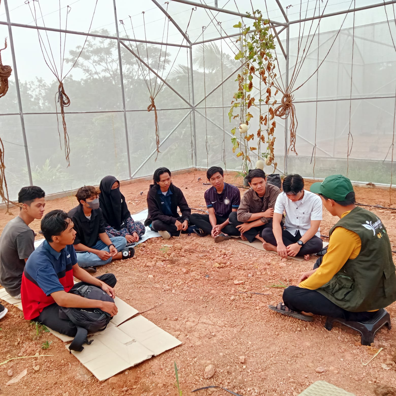 Pengarahan lapangan ke anak magang